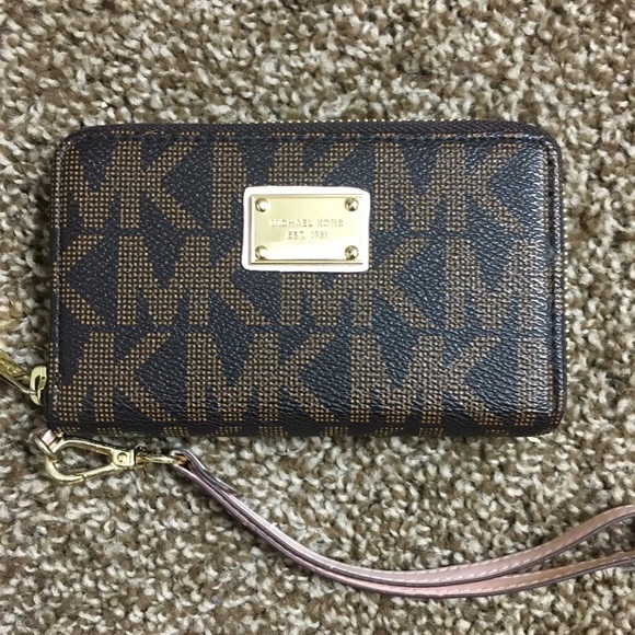Micheal kors wristlet - Picture 1 of 4